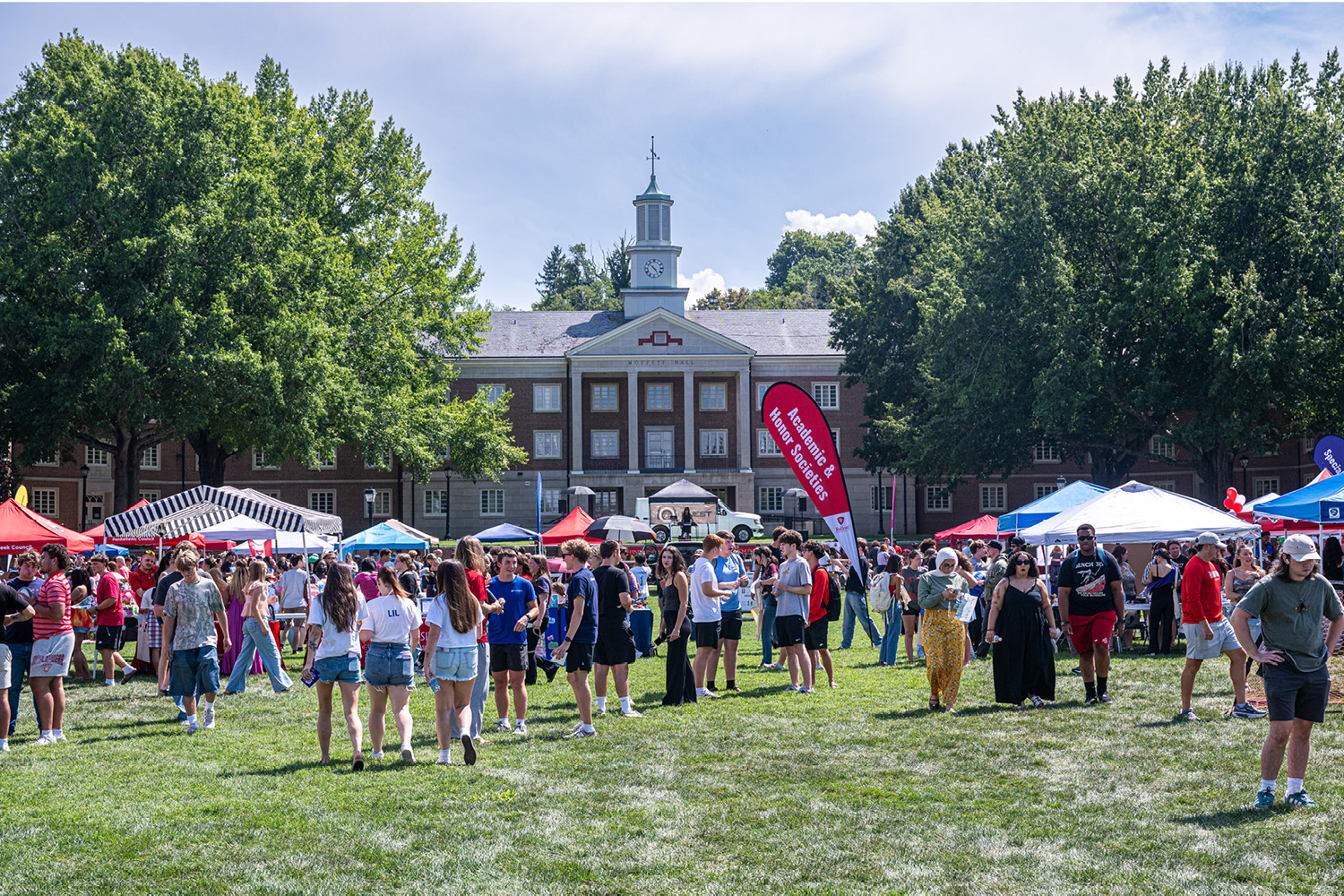 students gather at club fair