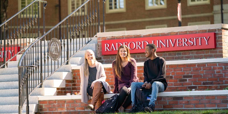radford-university-students-on-moffett-quad