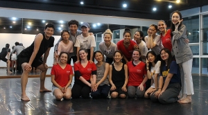 RU students pose with Korean dancers