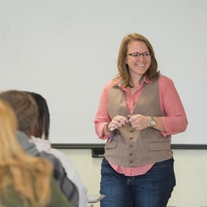 Radford University alumni Aysha Bodenhamer lectures in a class.