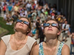 Radford University students and community members watch the solar eclipse on-campus.