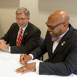 President Hemphill and NOVA President Scott Ralls sign the NOVA-RU Curriculum Pathway agreement.